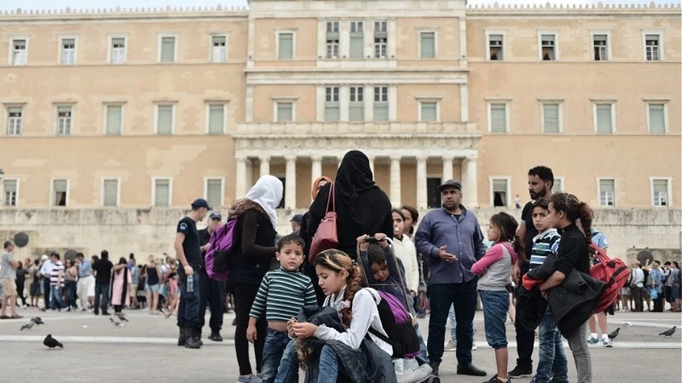 Καθιστική διαμαρτυρία Σύρων στο Σύνταγμα – Ζητούν να φύγουν από τη Μαλακάσα